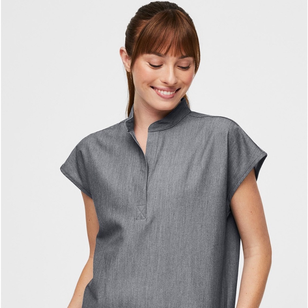 FIGS Rafaela Oversized Scrub Top.   Size M. Graphite